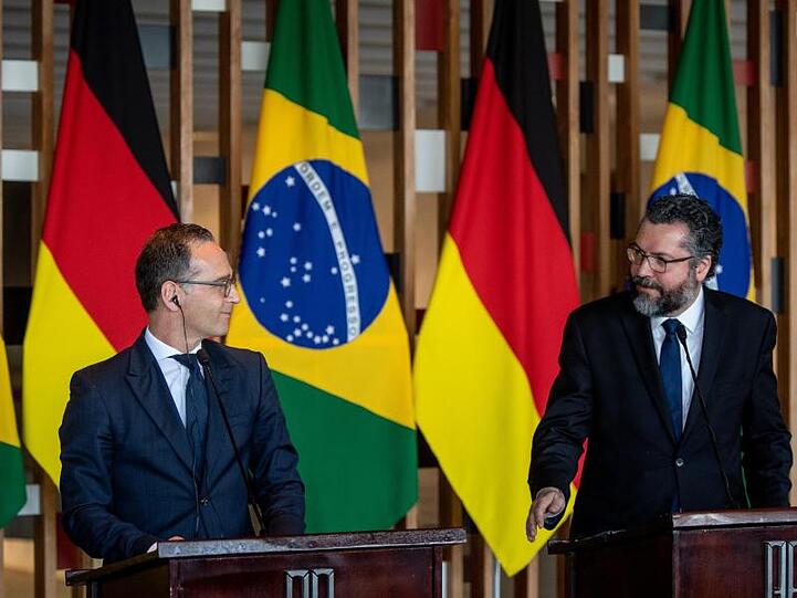 Außenminister Heiko Maas (l.) und sein brasilianischer Amtskollege Ernesto Araujo vor der Presse.