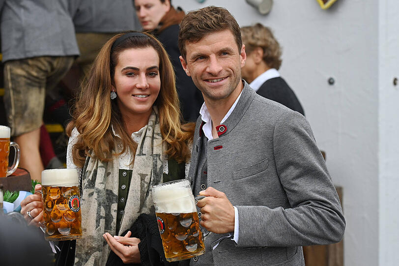 Thomas Müller ist nach Vancouver umgezogen, seine Frau Lisa lebt bislang weiterhin in Bayern. Die Dressurreiterin darf sich über Zuspruch von Politikerin Ilse Aigner freuen. Thomas Müller ist nach Vancouver umgezogen, seine Frau Lisa lebt bislang weiterhin in Bayern. Die Dressurreiterin darf sich über Zuspruch von Politikerin Ilse Aigner freuen.