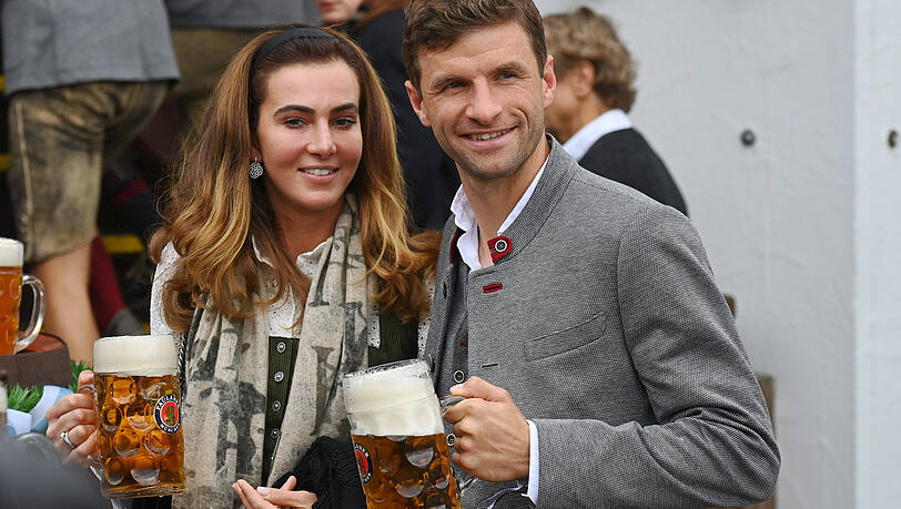 Thomas Müller ist nach Vancouver umgezogen, seine Frau Lisa lebt bislang weiterhin in Bayern. Die Dressurreiterin darf sich über Zuspruch von Politikerin Ilse Aigner freuen. Thomas Müller ist nach Vancouver umgezogen, seine Frau Lisa lebt bislang weiterhin in Bayern. Die Dressurreiterin darf sich über Zuspruch von Politikerin Ilse Aigner freuen.
