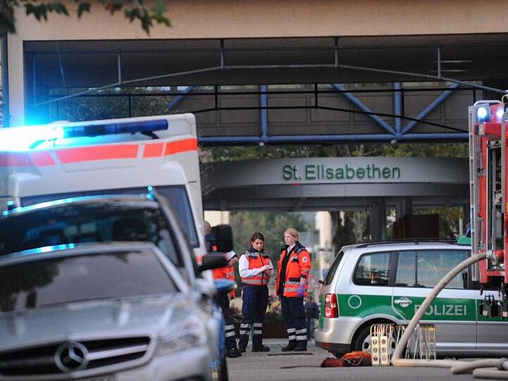 Einsatzkräfte vor dem Elisabethen-Krankenhaus in Lörrach.