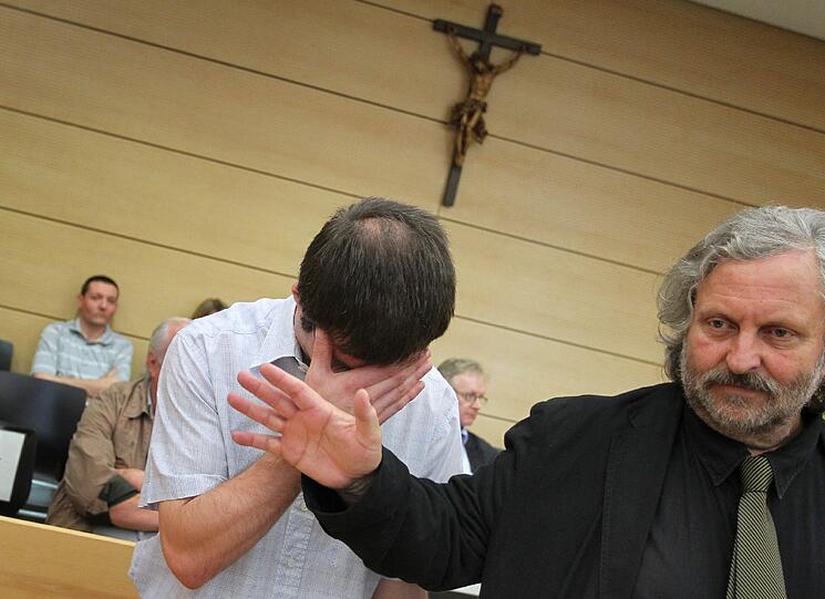 Er hält sich vor Scham die Hand vors Gesicht: Der 30-jährige Mesner im Würzburger Landgericht.