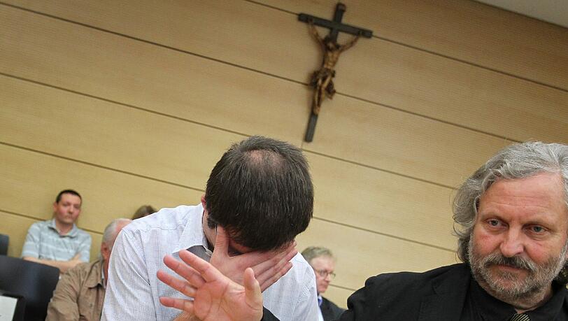 Er hält sich vor Scham die Hand vors Gesicht: Der 30-jährige Mesner im Würzburger Landgericht. Er hält sich vor Scham die Hand vors Gesicht: Der 30-jährige Mesner im Würzburger Landgericht.