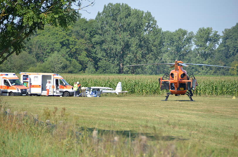 Die Bilder vom Absturzort: Ein Leichtflugzeug ist kurz nach dem Start wieder auf dem Boden aufgeschlagen.