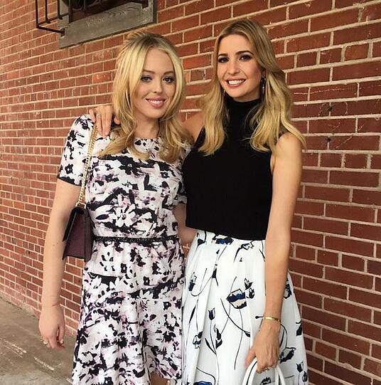 Mit ihrer Schwester Tiffany Trump.