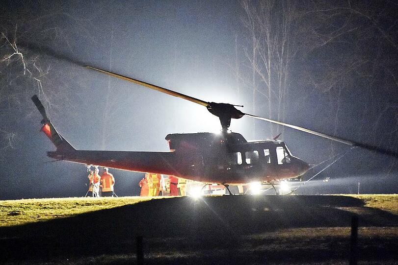Am Abend wurden die Löscharbeiten wegen der Dunkelheit unterbrochen, sie werden am Montag fortgesetzt.