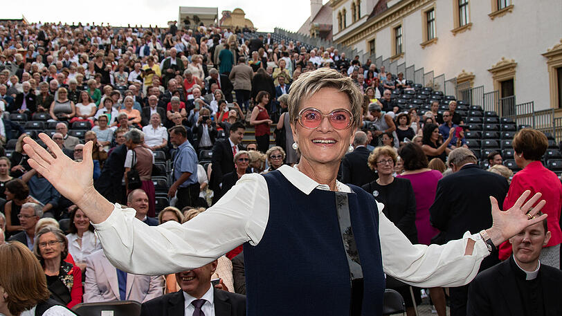 Sie hat den (rosa) Durchblick: Hausherrin Gloria von Thurn und Taxis lädt zu den beliebten Schlossfestspielen auf St. Emmeram ein.