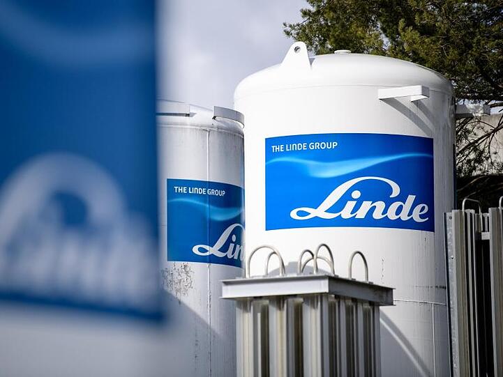 Das Logo des Industriegasekonzerns Linde ist auf Gasbehältern der Linde AG zu sehen. Foto: Matthias Balk/Archiv