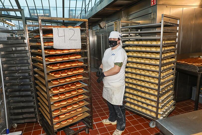Fatma Taskiran bringt die fertig gebackenen Krapfen jetzt in die Confiserie nebenan.