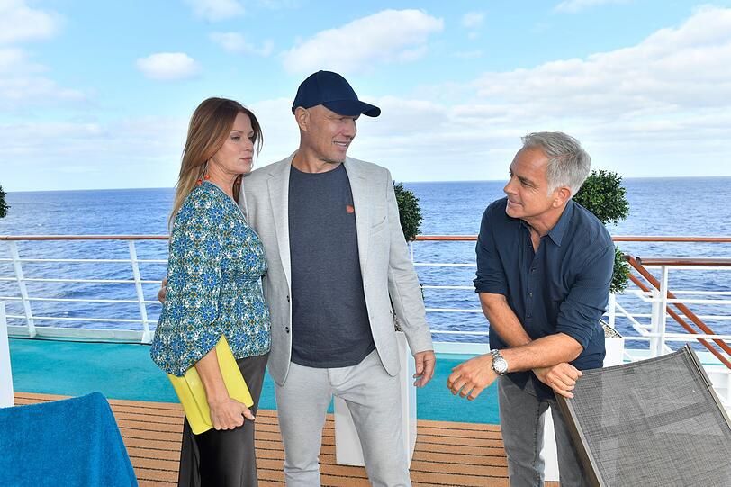 Robert (Florian Fitz, rechts) will seine Begleitung Claudia (Esther Schweins) mit Axel (Axel Schulz) verkuppeln. Robert (Florian Fitz, rechts) will seine Begleitung Claudia (Esther Schweins) mit Axel (Axel Schulz) verkuppeln.