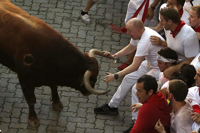 Brutal - und brutal gefährlich: Bei der alljährlichen Stierhatz in Pamplona werden zahlreiche Menschen verletzt. Gleich am ersten Tag 2013 sind es vier.