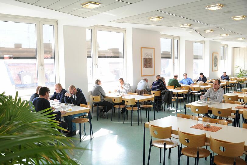 Kein Wunder, dass die Fensterplätze in der Kantine Mischel im Landesvermessungsamt immer als erste belegt sind: Im Westen schaut man auf die Frauenkirche, im Osten auf den Friedensengel.