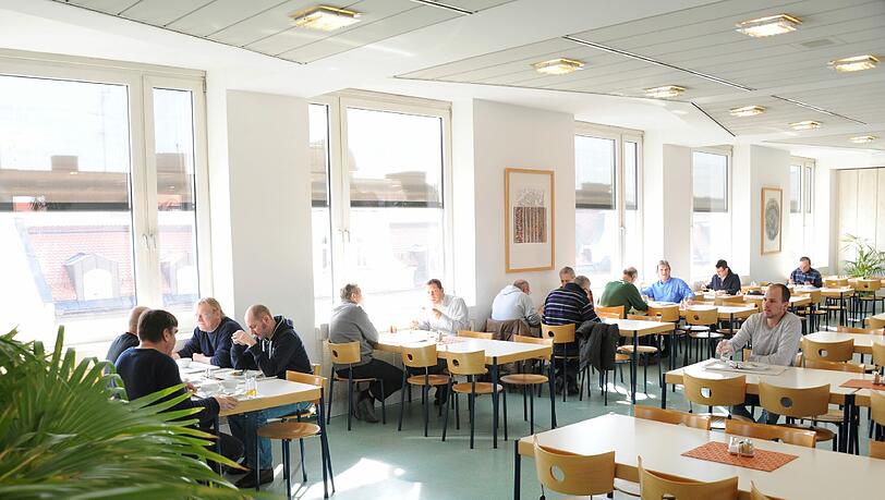 Kein Wunder, dass die Fensterplätze in der Kantine Mischel im Landesvermessungsamt immer als erste belegt sind: Im Westen schaut man auf die Frauenkirche, im Osten auf den Friedensengel.