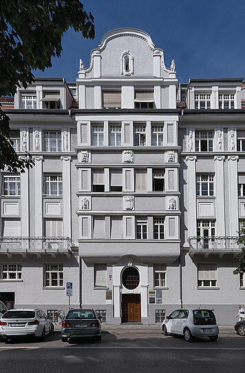 Tengstraße 27: Der von Franz Popp geplante Mansarddachbau mit Breiterker und Zwerchhaus wurde 1911/12 errichtet. Die Fassade mit der reichen Putzgliederung und dem plastischen Dekor in Formen des Jugendstils wurde von Wilhelm Borchert verziert.