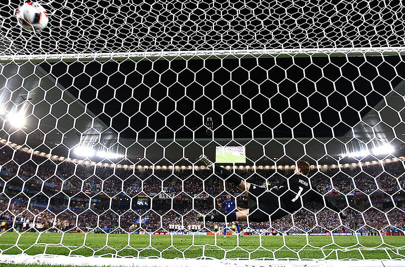 13. Schuss: MARCO PAROLO, 3:4. Ganz sicher, hoch in die Mitte. Neuer scheint das Gefühl für die italienischen Elfmeter zu verlieren. Wieder die Chance für Buffon.