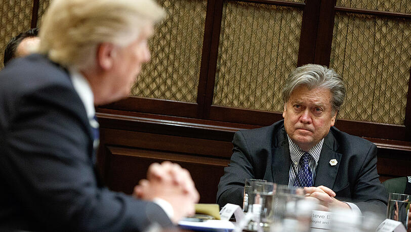 Ein Bild aus glücklicheren Tagen: US Präsident Donald Trump und sein damaliger Chefstratege Steve Bannon (r). Ein Bild aus glücklicheren Tagen: US Präsident Donald Trump und sein damaliger Chefstratege Steve Bannon (r).