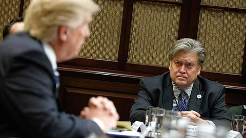 Ein Bild aus glücklicheren Tagen: US Präsident Donald Trump und sein damaliger Chefstratege Steve Bannon (r).