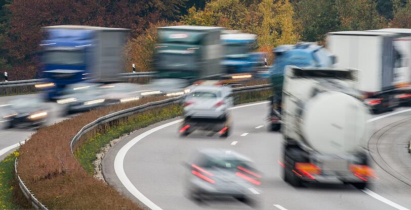 Die Flüchtlinge mussten die Autobahn weiter zu Fuß entlang gehen.