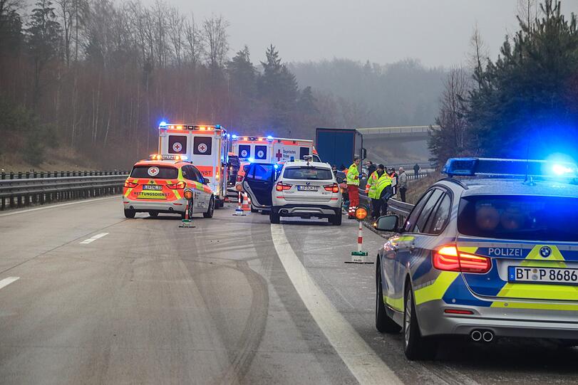 Tragischer Unfall auf der A73: Nach einem leichten Unfall mit Blechschaden wird ein Lkw-Fahrer von einem Auto erfasst und tödlich verletzt.