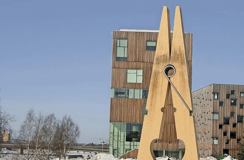 Wäscheklammer-Skulptur vor der Kunstgalerie &bdquo;Bildmuseet&lsquo; in Umeaa.