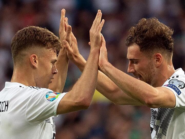Leon Goretzka (r) mit seinem Teamkollegen Joshua Kimmich. Foto: Federico Gambarini/dpa/Archivbild