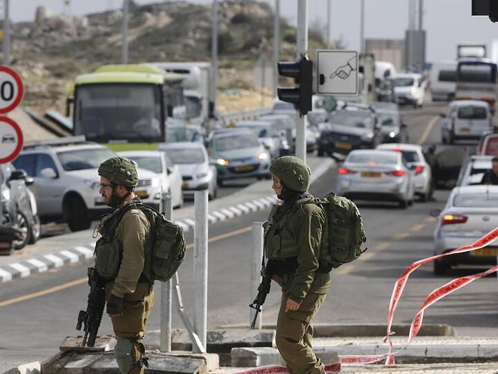 Der Angreifer soll das Feuer an einer Bushaltestelle nördlich von Jerusalem eröffnet haben.