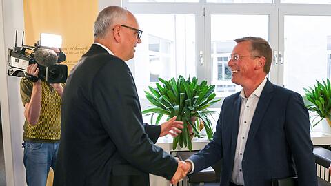 Spitzenkandidat Frank Imhoff (CDU) und Bürgermeister Andreas Bovenschulte (SPD) begrüßen einander vor Beginn der Sondierungsgespräche zwischen beiden Parteien.