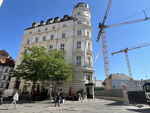 Gegenüber, wo die Kräne stehen, sollte das Luxushotel ursprünglich mal erweitert werden. Gegenüber, wo die Kräne stehen, sollte das Luxushotel ursprünglich mal erweitert werden.