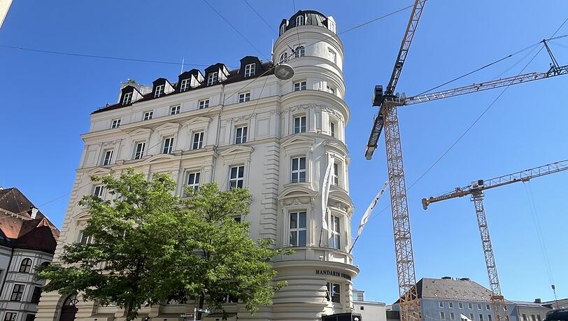 Gegenüber, wo die Kräne stehen, sollte das Luxushotel ursprünglich mal erweitert werden. Gegenüber, wo die Kräne stehen, sollte das Luxushotel ursprünglich mal erweitert werden.