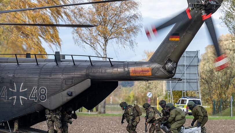 Bei einer Bundeswehr-Übung bringen Soldaten einen von einem Soldaten gespielten Verletzten zu einem Hubschrauber. Bei einer Bundeswehr-Übung bringen Soldaten einen von einem Soldaten gespielten Verletzten zu einem Hubschrauber.