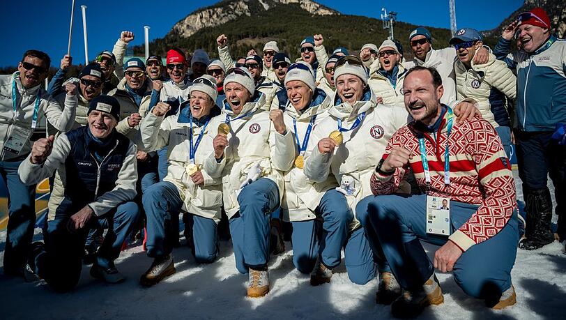 Ein strahlender norwegischer Kronprinz Haakon (r.) bei den Olympischen Winterspielen im sonnigen Val Di Fiemme.