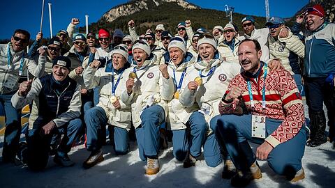 Ein strahlender norwegischer Kronprinz Haakon (r.) bei den Olympischen Winterspielen im sonnigen Val Di Fiemme.