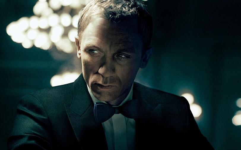 Gerade erst hat er den Doppel-Null-Status erhalten und somit die Lizenz zum Töten: James Bond (Daniel Craig) weiß dieses Privileg frühzeitig zu nutzen. Gerade erst hat er den Doppel-Null-Status erhalten und somit die Lizenz zum Töten: James Bond (Daniel Craig) weiß dieses Privileg frühzeitig zu nutzen.