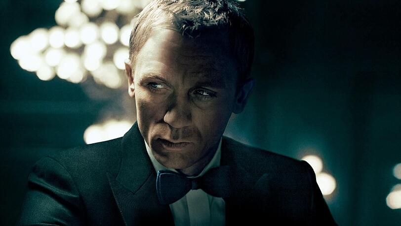 Gerade erst hat er den Doppel-Null-Status erhalten und somit die Lizenz zum Töten: James Bond (Daniel Craig) weiß dieses Privileg frühzeitig zu nutzen. Gerade erst hat er den Doppel-Null-Status erhalten und somit die Lizenz zum Töten: James Bond (Daniel Craig) weiß dieses Privileg frühzeitig zu nutzen.