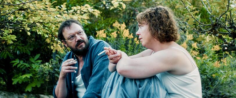 Paul (Charly Hübner) und Anne (Lina Beckmann) an einem Sommerabend in der Datsche, die Anne für die beiden gekauft hat. Paul (Charly Hübner) und Anne (Lina Beckmann) an einem Sommerabend in der Datsche, die Anne für die beiden gekauft hat.