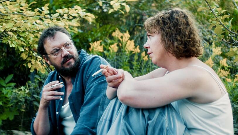 Paul (Charly Hübner) und Anne (Lina Beckmann) an einem Sommerabend in der Datsche, die Anne für die beiden gekauft hat. Paul (Charly Hübner) und Anne (Lina Beckmann) an einem Sommerabend in der Datsche, die Anne für die beiden gekauft hat.