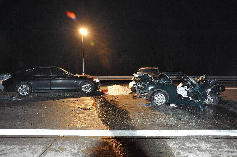 Rettungskräfte im Einsatz nach dem Unfall auf der A 92