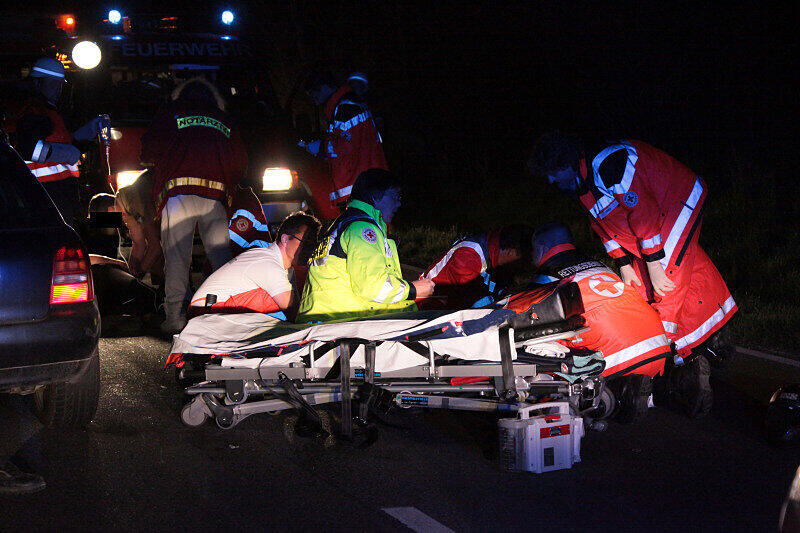 Schwerer Unfall auf der B 15: Zwei Verletzte
