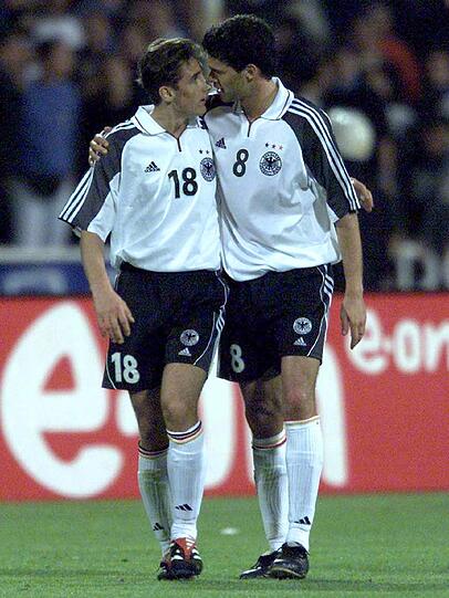 14. LS: Beim 4:2-Sieg in der WM-Qualifikation gegen Griechenland in
Athen erzielt Ballack per Foulelfmeter sein erstes Länderspieltor.
Insgesamt trifft er in der Nationalmannschaft zehnmal vom Punkt.