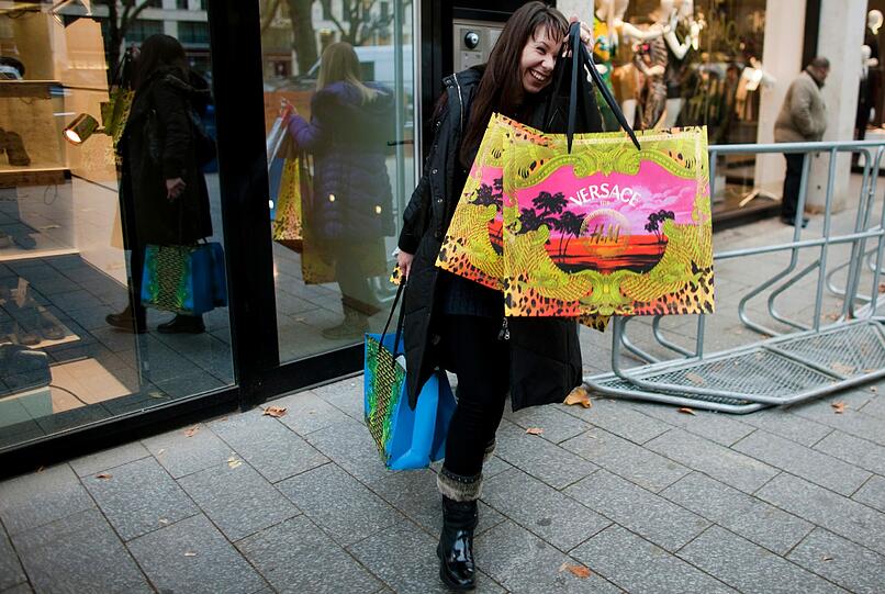 Auch auf der Düsseldorfer Königsallee war der Ansturm auf die neue Versace-Kollektion groß.