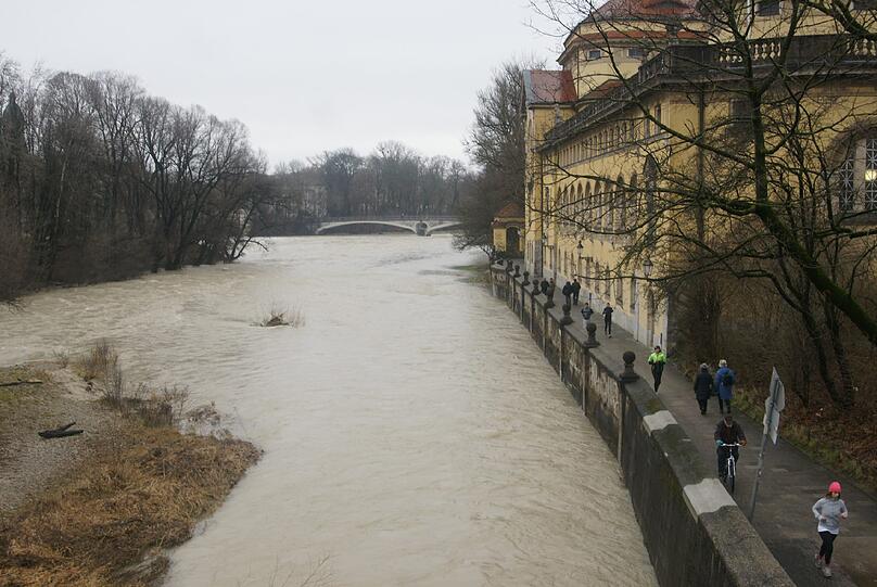 Dauerregen sorgt für Hochwasser an der Isar: In München wurde mit Hochwasserwarnstufe 1 gerechnet. Die Bilder.