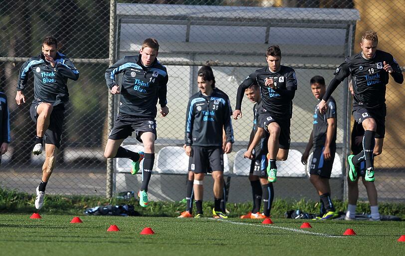 Wie die Grashüpfer: Marin Tomasov, Moritz Stoppelkamp und Daniel Adlung (in Bewegung, v.l.) schuften im Trainingslager in Belek für die Rückrunde.