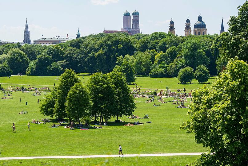 Schon zum Ferienbeginn am Samstag wurde stellenweise die 30-Grad-Marke geknackt in Bayern. Wer sich abkühlen konnte an diesem heißen Tag, hatte Glück. Die Bilder
