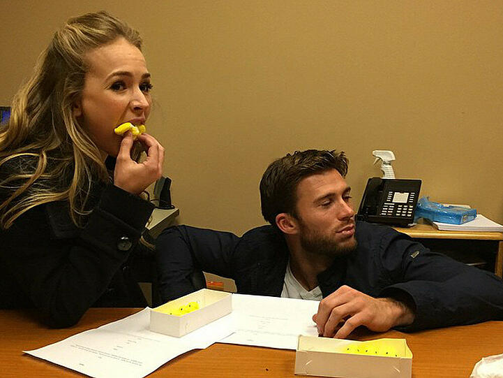 Die "Kein Ort ohne Dich"-Stars Scott Eastwood und Britt Robertson kriegen von Marshmallows nicht genug