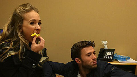 Die "Kein Ort ohne Dich"-Stars Scott Eastwood und Britt Robertson kriegen von Marshmallows nicht genug