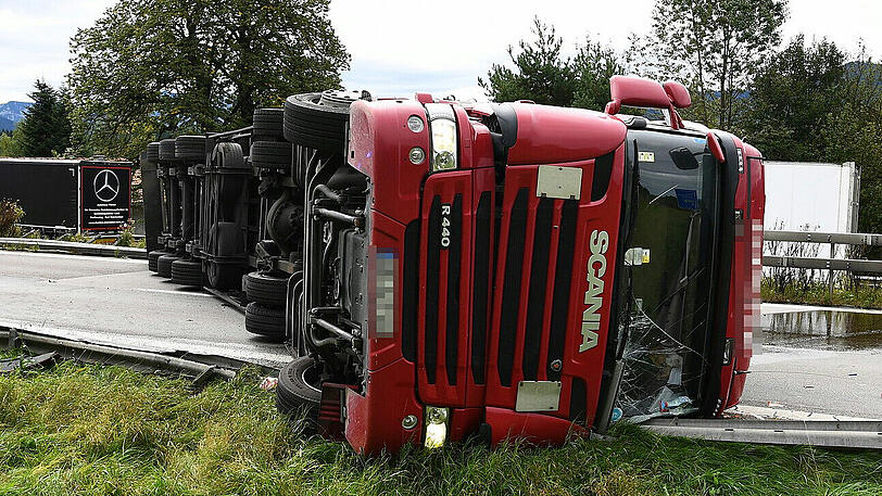 Der Sattelzug blockierte die komplette Fahrbahn.