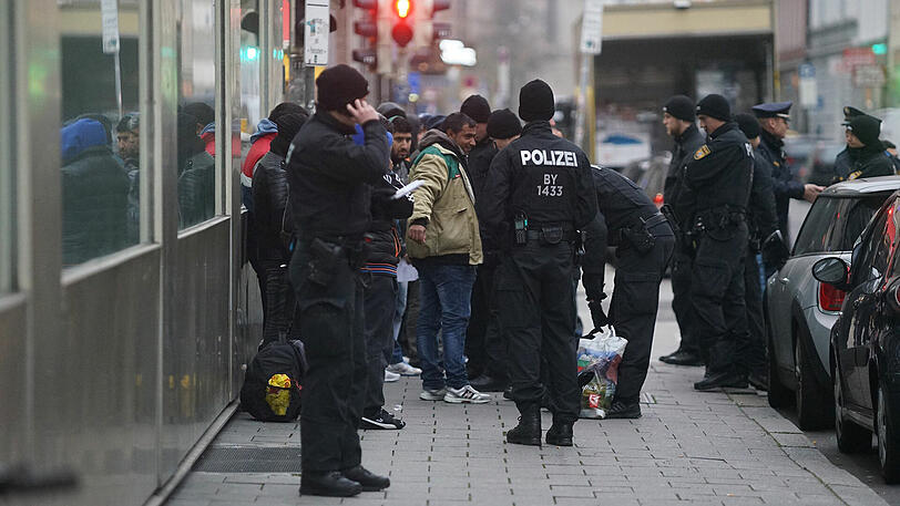 Die Polizei war rund um den Hauptbahnhof verstärkt im Einsatz. Die Bilder der Razzia.