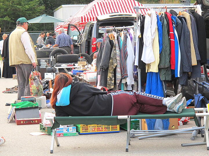 Eine Beziehungskrise in aller Öffentlichkeit (erstes Foto) und viele weitere Impressionen vom Riemer Flohmarkt.