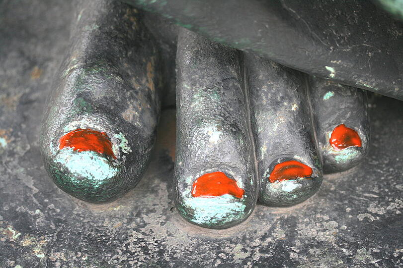 Im November 2010 hatten Unbekannte dem Löwen die Augen angemalt, der Figur daneben die Nägle lackiert. Die Entfernung löste auch die Patina, die bildet sich seitdem neu.