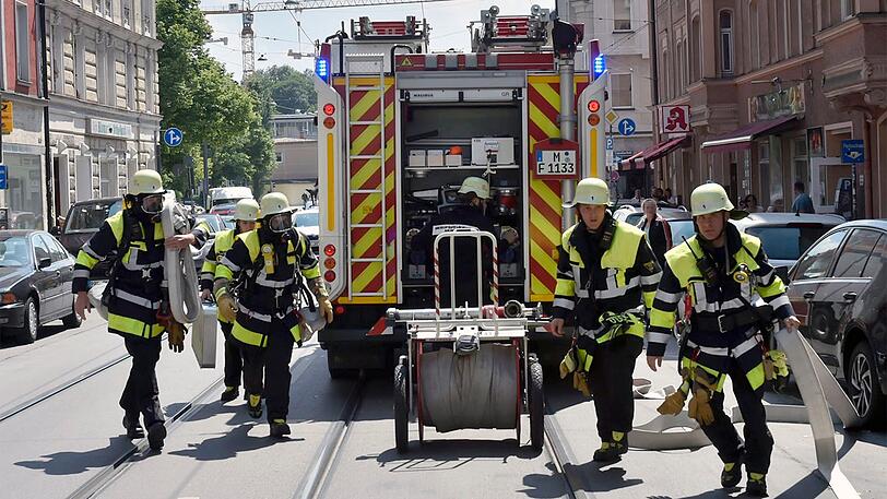 Die Einsatzkräfte der Feuerwehr retteten einen 70-jährigen Rentner aus seiner brennenden Wohnung.