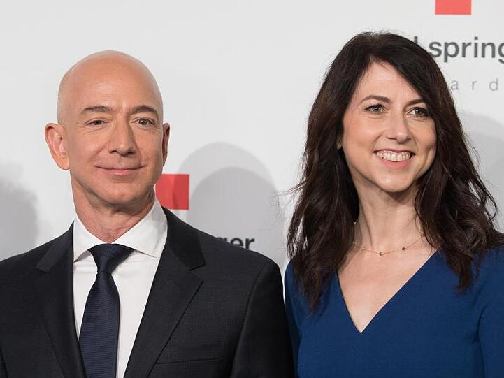 Amazon-Chef Jeff Bezos und seine Ehefrau MacKenzie Bezos 2018 in Berlin.